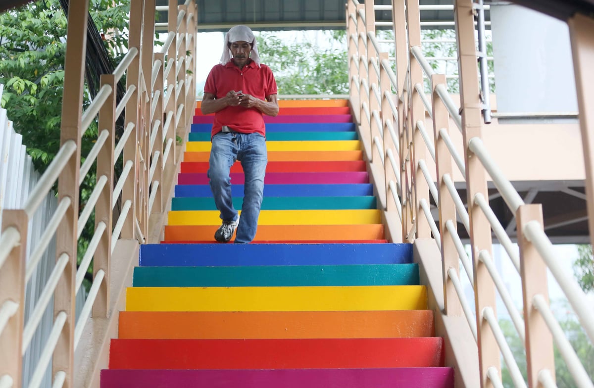 (June 25 2024)………People walk at the colorful footbridge along Julia Vargas Ave., Pasig City, near the MMDA office, on Monday, June 24, 2024. The art of the rainbow flag is to celebrate the LGBTQIA+ community.……..Photo/Analy Labor
